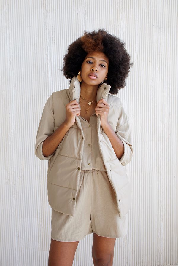 Жилет женский утеплённый бежевый - фото 2