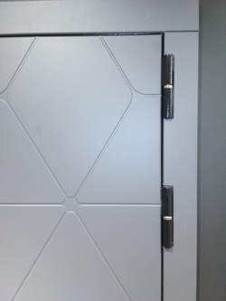 Входная металлическая дверь Лабиринт Cosmo 2К (Космо ) 25 Белый софт, черный молдинг