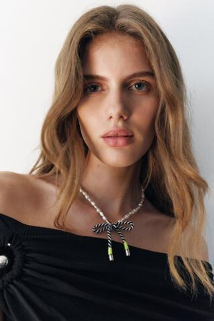 ZARA ОЖЕРЕЛЬЕ С ИСКУССТВЕННЫМ ЖЕМЧУГОМ И БАНТОМ ИЗ ШНУРА, ОТТЕНОК СЕРОГО