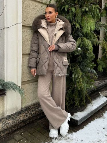 Укороченный стеганый пуховик в цвете капучино с капюшоном и мехом песца