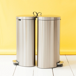 Ведро Brabantia FlatBack 30л матовое стальное в интерьере