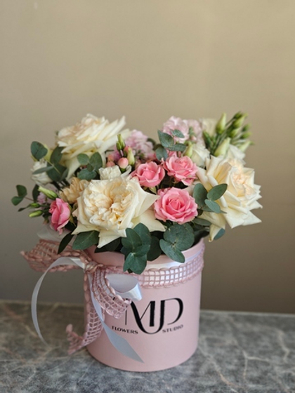 Шляпная коробка с пионовидными розами Вайт Охара