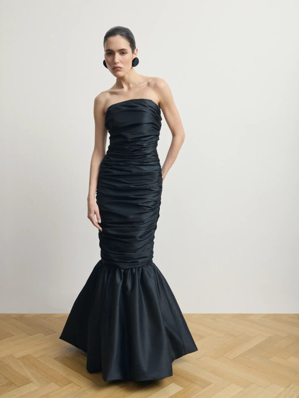 Черное платье-макси из тафты с драпировкой 