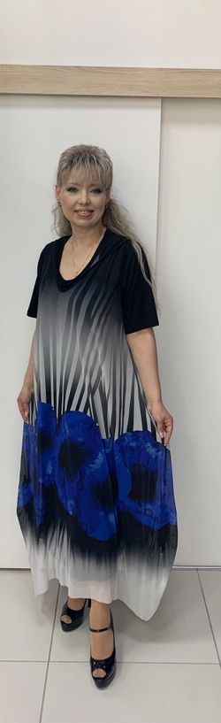 Летнее длинное платье-двойка с оригинальным принтом