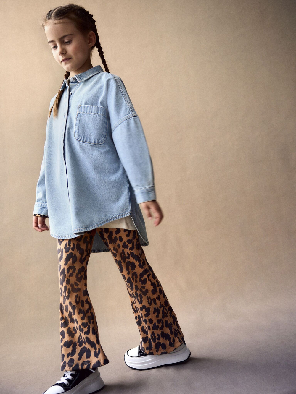 Рубашка джинсовая и легинсы-клеш в комплекте для девочки Next B21-979, Синий, Коричневый, Черный