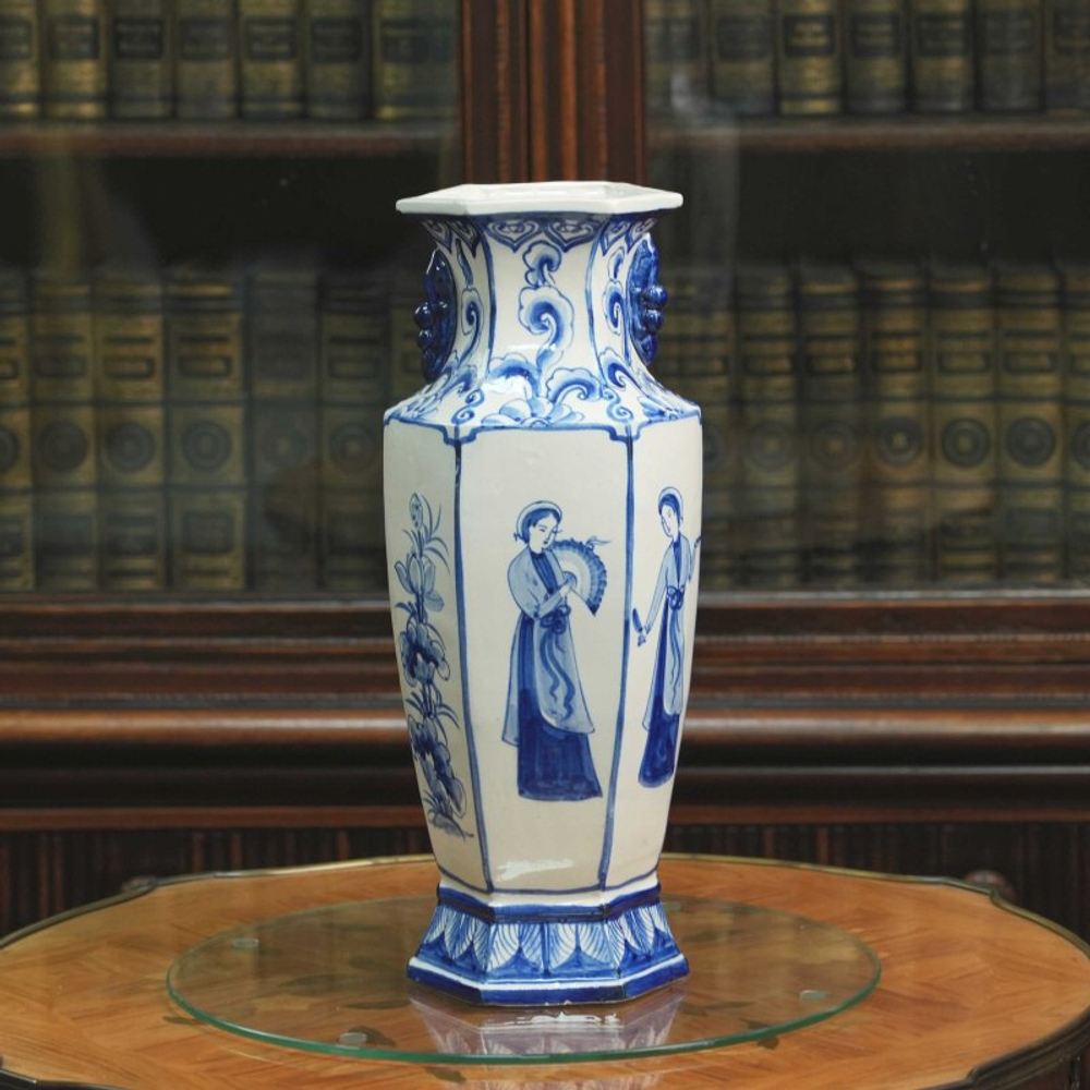 Китайская ваза с жанровыми сценами музыки и танца