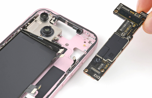 Ремонт материнской платы на iPhone 15