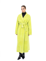 Женское салатовое пальто из овчины с поясом