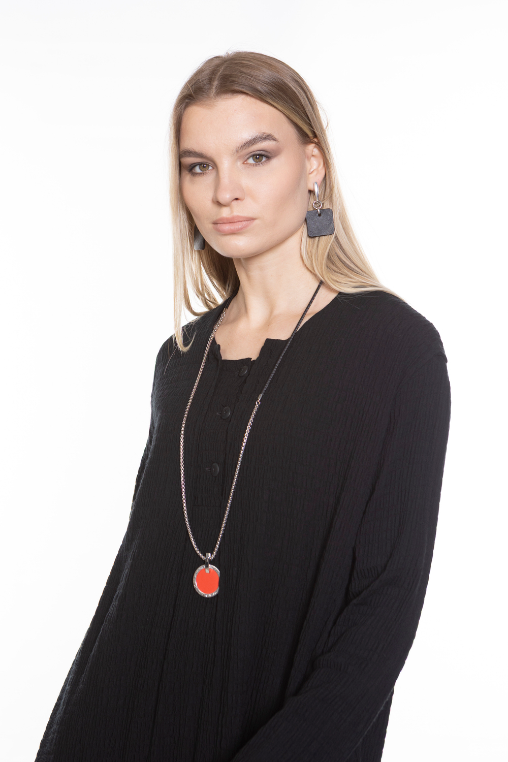 КУЛОН ИЗ КОЖИ