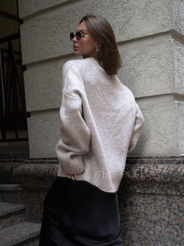 Бежевый оверсайз свитер