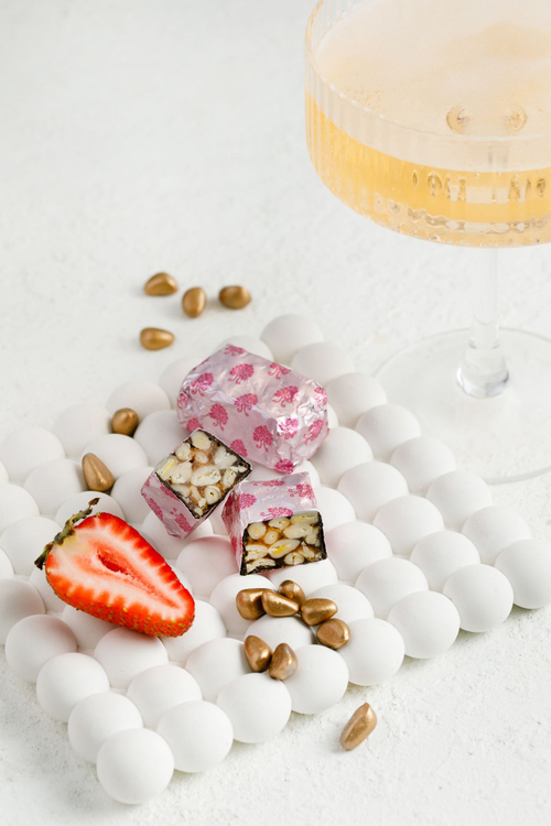 Кедровое золото с КЛУБНИКОЙ и ШАМПАНСКИМ / шоу-бокс / 450 г / ТМ Сибирский кедр