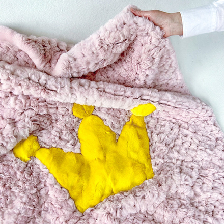 Вязаный детский плед из натурального меха рекс "Корона" 120х80 см (розовый)