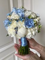 Свадебный букет из гортензии, оксипеталума, пионов, лизиантуса и диантусов