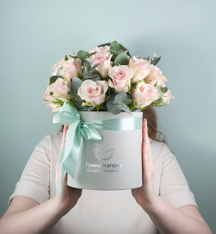 Композиция из 25 роз Атена Пинк с эвкалиптом