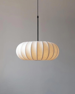 Подвесной светильник с мягкими округлыми формами и текстурным плафоном.