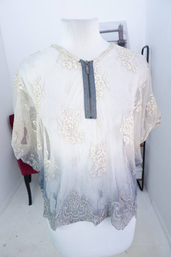 Блузка для романтичного образа, визуально на 50 размер