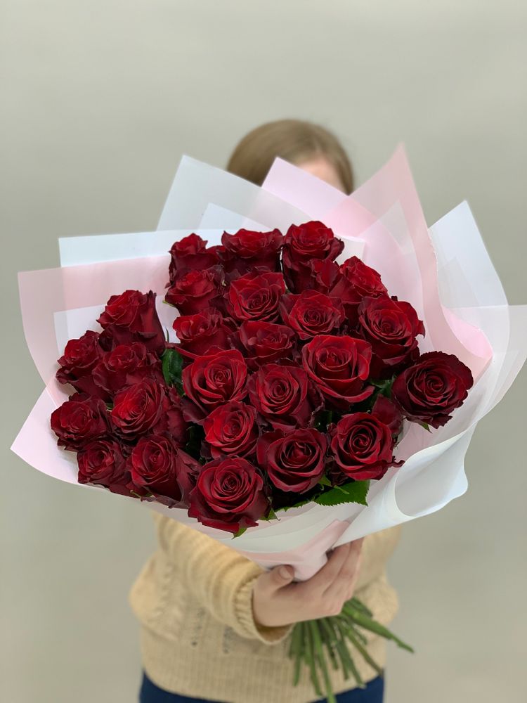Букет 25 красных роз Эквадор 50см в пленке
