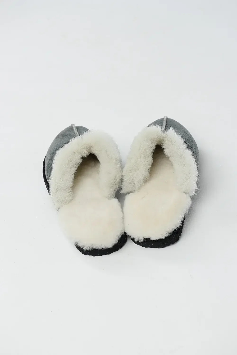 Серые тапочки для дома на клиневидной подошве