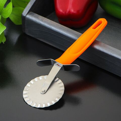 Нож для пиццы и теста Доляна «Оранж», 19 см, ребристый, цвет оранжевый (Цвет: не задано)