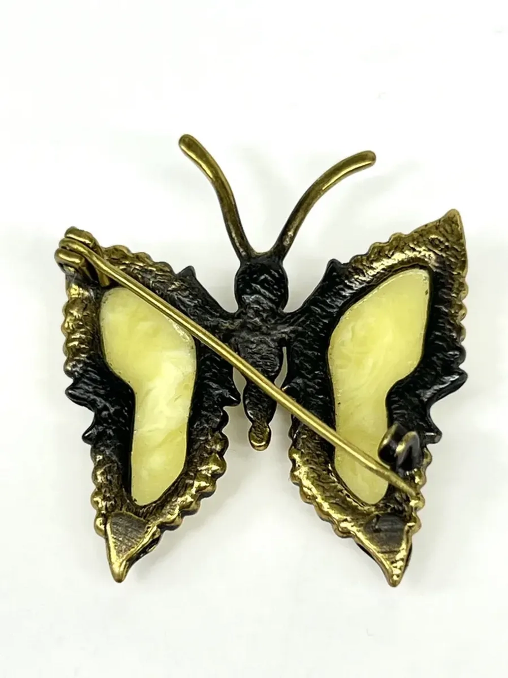 Бронзовая брошь на янтаре