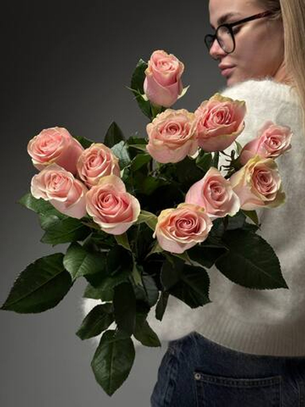 Букет из 11 розовых роз под ленту