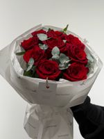 Моно букет из одноголовой розы и эвкалипта