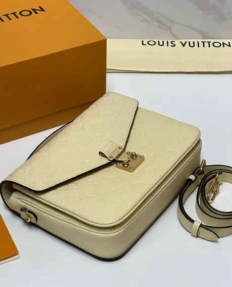 Сумка Louis Vuitton Pochette Metis кремовый