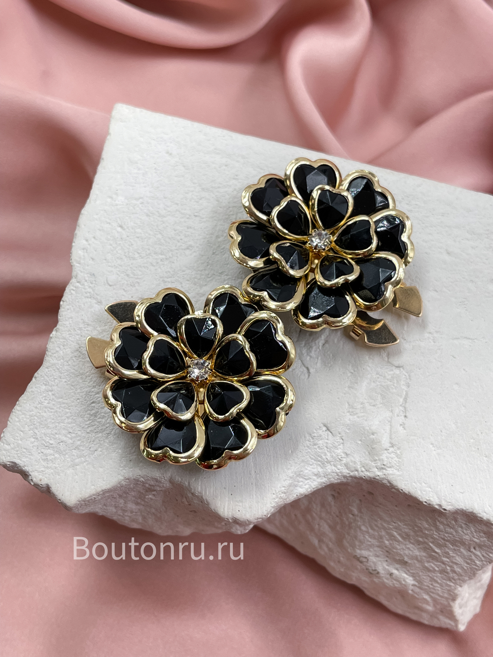 Накладка на пуговицу в форме цветка большая золотистая с черными стразами (клипсы)