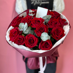 Моно букет из 15 роз Эксплорер и эвкалипта 240220262