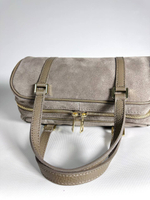 Женская замшевая сумка-бочонок бежевого цвета