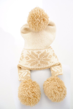 Шапка с помпонами