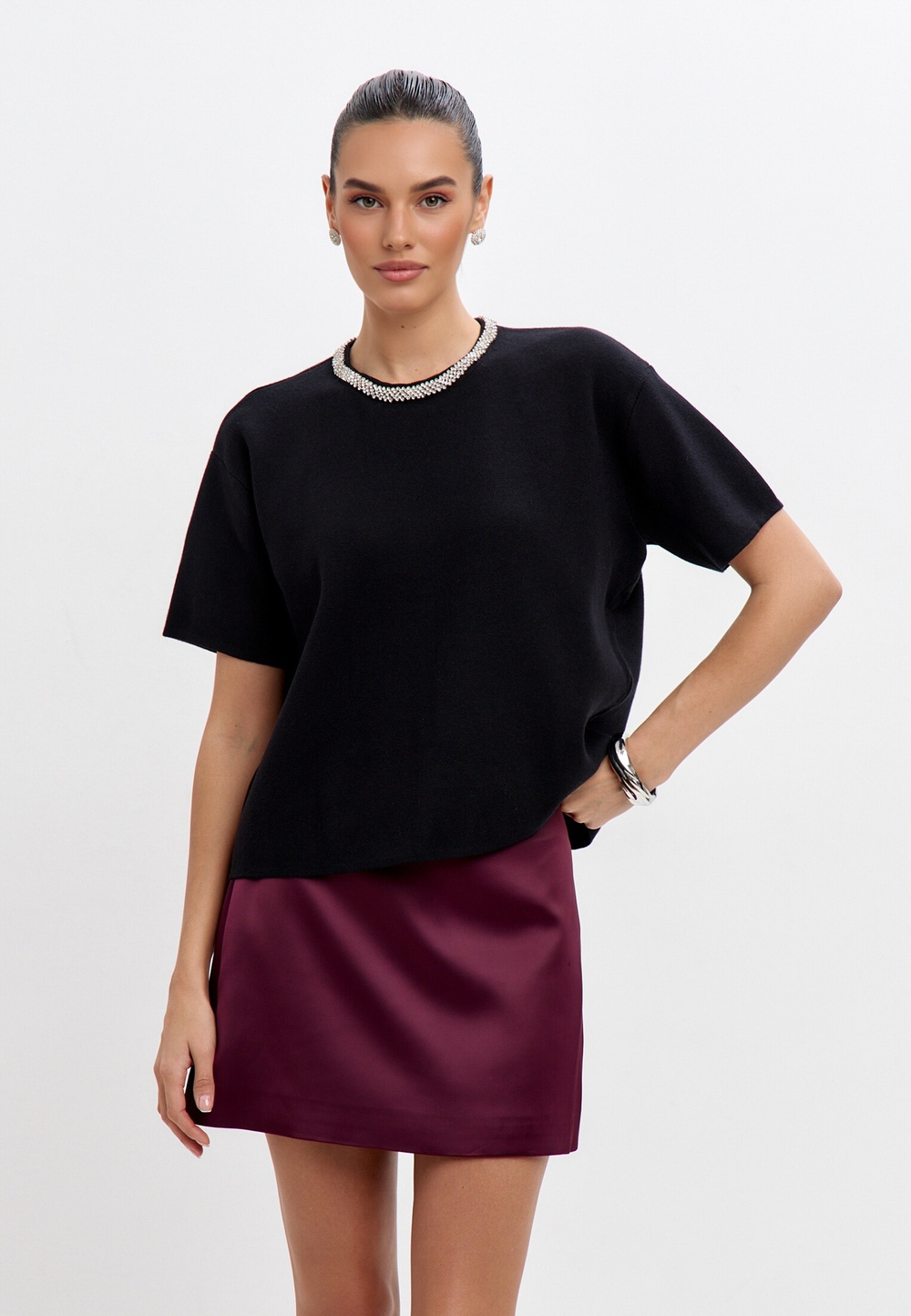 Футболка с кристаллами на воротнике