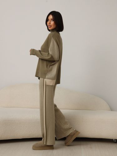 Костюм из кашемира цвета хаки