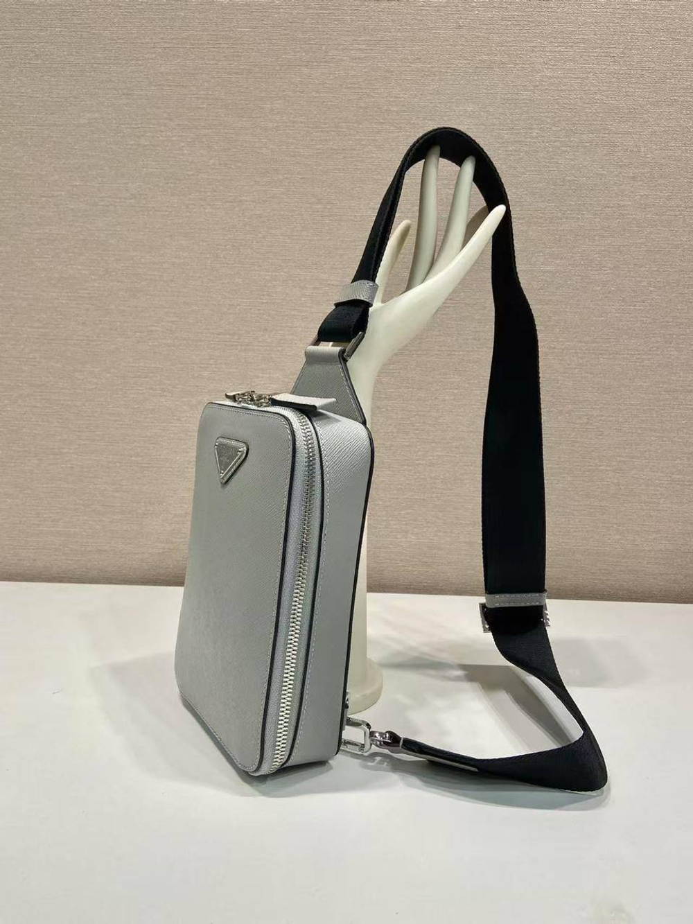 Сумка-слинг Prada