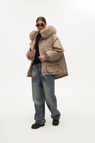 Бежевая объемная укороченная парка с капюшоном