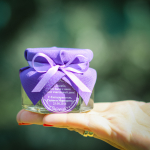 Набор комплиментов для гостей на свадьбе: бонбоньерка с медом (140 г) + шоколадка (20 г)