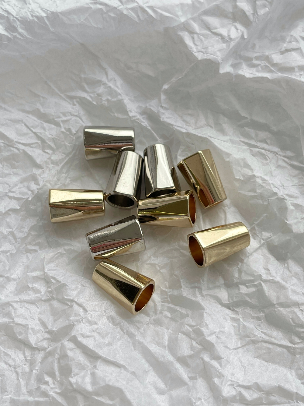 Наконечник металлический золотистый