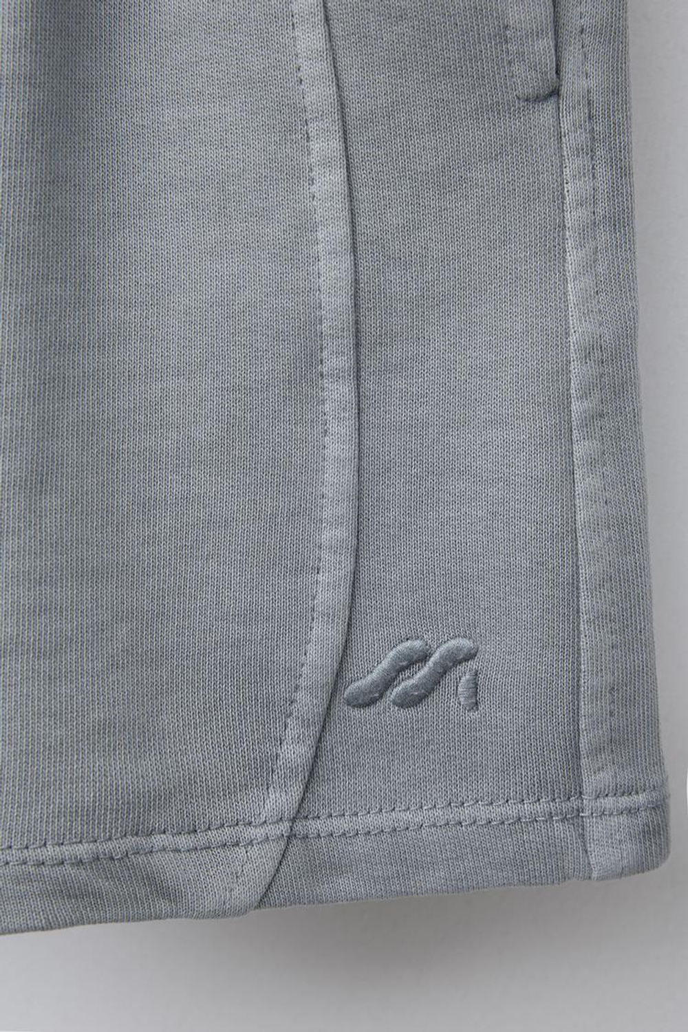 ZARA ШОРТЫ GARMENT DYE С ВЫШИТЫМ ЛОГОТИПОМ, ЛИНЯЛЫЙ СИНИЙ