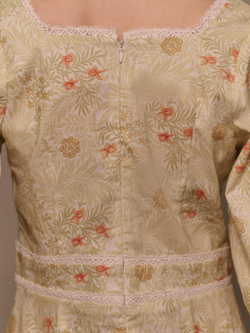 Платье с квадратным вырезом