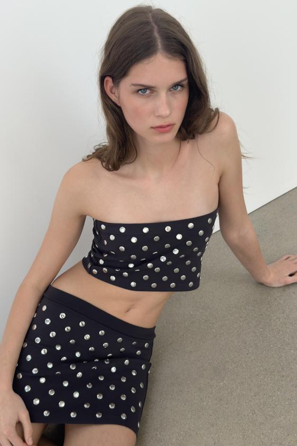 ZARA МИНИ-ЮБКА С ЗАКЛЕПКАМИ, СЕРЫЙ