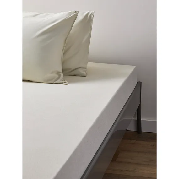 Простыня на резинке из хлопкового трикотажа серо-бежевого цвета из коллекции essential