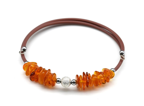 Браслет на каучуковой струне с янтарем галтовка цв. светло- коньячный, 17см