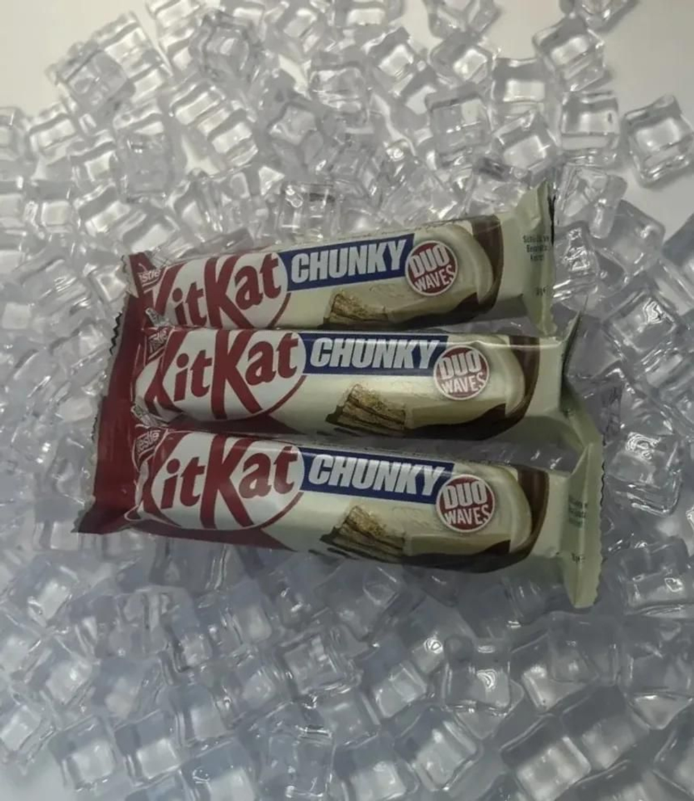 Шоколадный батончик Kit Kat Chunky Duo молочный и белый шоколад 38 гр 1 шт