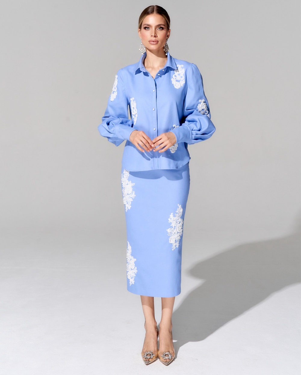 Блуза из премиальной джинсовой ткани с вышивкой ручной работы