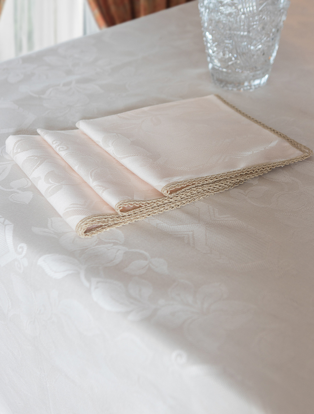 Скатерть 160x250 и 12 салфеток Confestyl Iris Bianco