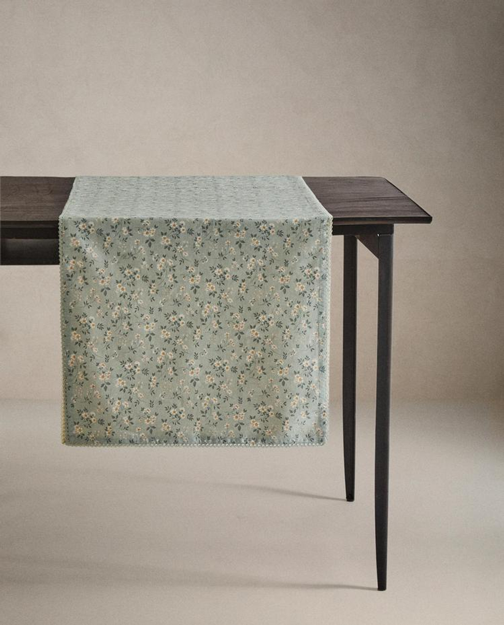 ZARA HOME СКАТЕРТЬ-ДОРОЖКА НА СТОЛ «ПОЛЕВЫЕ ЦВЕТЫ» С КРУЖЕВОМ, СИНИЙ