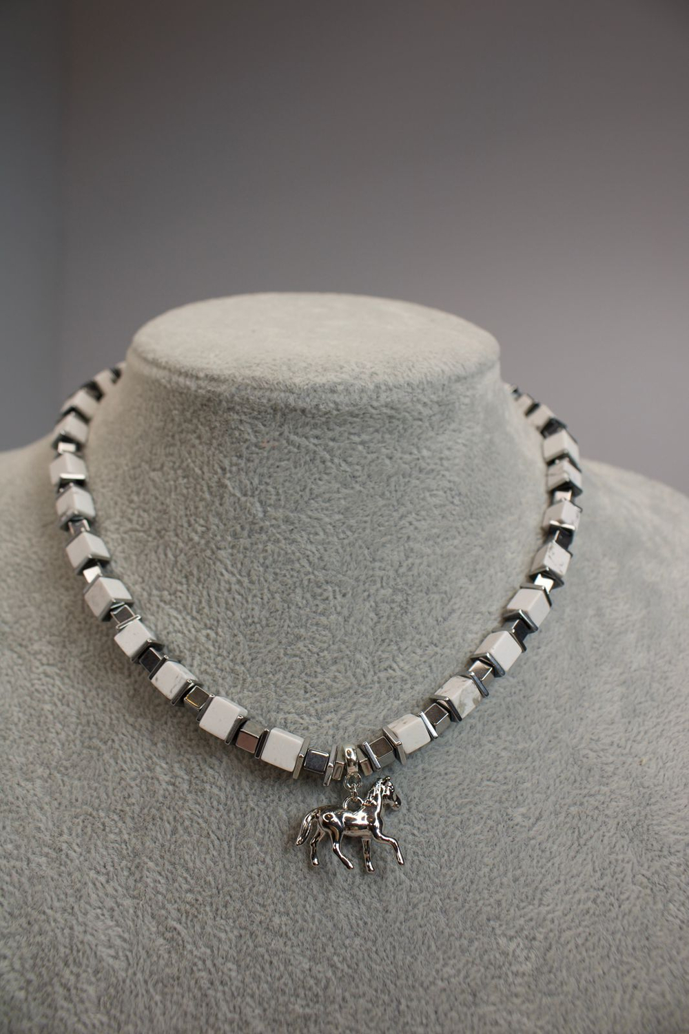 Колье-чокер «Талисман Лошади» — кахолонг и гематит