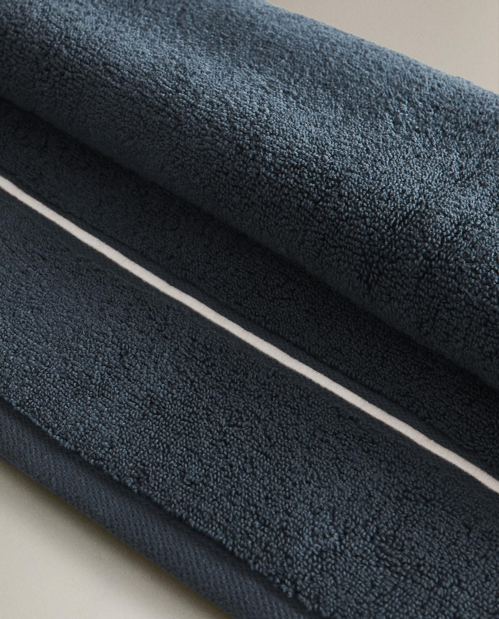 Zara Home - Банное полотенце с вышитым бордюром, синий, 100х180 см