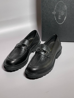 Лоферы Prada из кожи питона