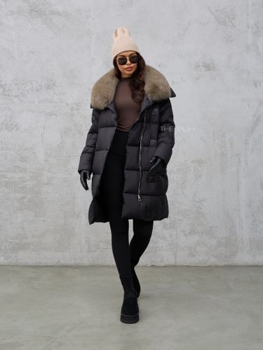 Удлиненный черный пуховик с меховым воротником